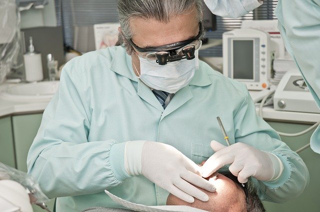Dbamy o zęby – nie tylko szczotkowanie! Wybielanie, implanty i leczenie wad zgryzu!